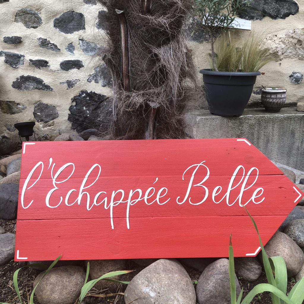 Panneau directionnel en bois pour gîte - Clermont-Ferrand